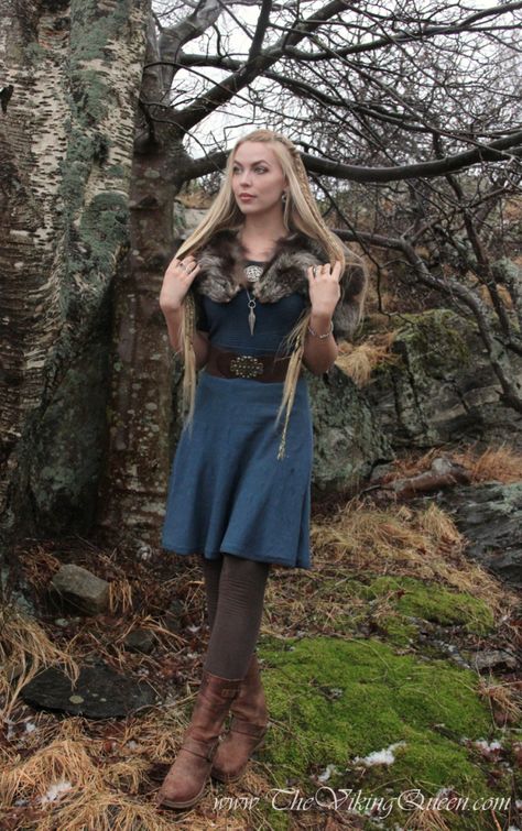 Viking Inspired Outfit Modern, Viking Outfits Woman, Modern Viking Woman, Viking Outfit Woman, Vikings Costume Diy, Viking Outfit, Viking Halloween Costume, Vikings Halloween, Viking Queen