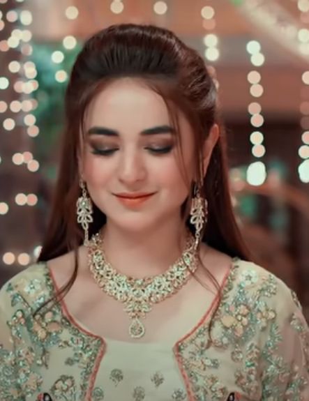 Yumna Zaidi Hairstyle, Pakistani Actress Hairstyle, Makeup With Yellow Dress, Hair Style On Saree, Ramadan Wishes, Tere Bin, Yumna Zaidi, Haircut Styles For Women, Bride Photos Poses