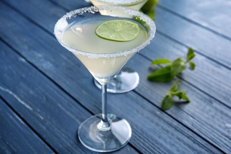 Easy Key Lime Martini Recipe Keylime Martini Recipe, Key Lime Martini Recipe Vanilla Vodka, Keylime Drink, Key Lime Martini Recipe, Lime Martini Recipe, Lime Martini, Key Lime Pie Martini, Key Lime Martini, Martini Recipe