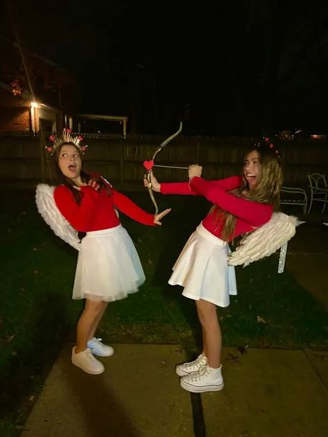 45+ Scarily Easy Last Minute Halloween Costumes for BFF Matching Cupid Costume, Love Halloween Costumes, Halloween Customes For Two Friends, Halloween For Two Friends, Duo Costume Ideas Last Minute, Matching Costume Ideas For Friends, P Costumes, Halloween For 2 Besties, Matching Halloween Costumes For Two Best Friends