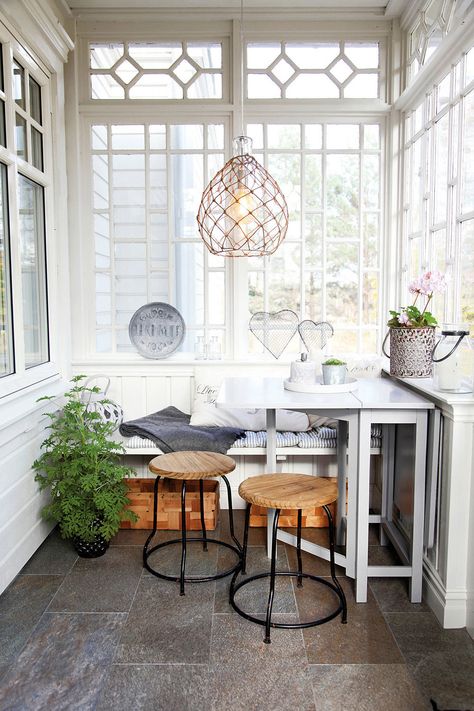 Small Sunroom Decorating Ideas, Small Sunroom Designs, Tiny Sunroom, Small Conservatory Ideas, Cozy Sunroom Ideas, Small Sunroom Ideas, Small Conservatory, Sunroom Office, Cozy Sunroom