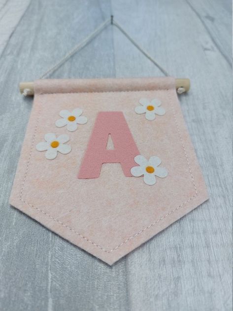 Fabric Banner Diy, Baby Door Decorations, Pretty Nursery, Peg Shelf, Bunting Nursery, Diy Baby Room Decor, Diy Flag, Felt Decor, Diy Birthday Banner