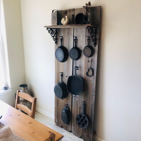 Cast Iron Pot Rack Hanging, Cast Iron Pan Display Ideas, Cast Iron Hangers Pot Racks, Pot And Pan Hanger Wall Mount, Cast Iron Skillet Rack, Cast Iron Skillets On Wall, Hanging Iron Skillets On Wall, Iron Skillet Storage Ideas, Vertical Barnwood Wall