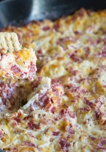 Hot Reuben Dip, Hot Dip Recipes, Reuben Dip Recipe, Reuben Dip, Classic Sandwich, Corned Beef Recipes, Reuben Sandwich, Snack Dip, Buffalo Chicken Dip