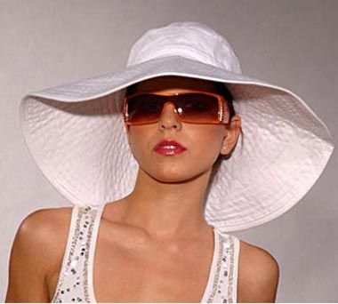 A free wide-brimmed hat pattern and tutorial. Seriously thinking about making one... Sewing Hats, Hat Patterns To Sew, Diy Wardrobe, Diy Vetement, Wide Brim Sun Hat, Diy Hat, Hat Patterns, Summer Hat, Wide Brimmed Hats