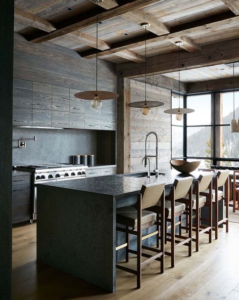 Stylish Mountain Getaway-Pearson Design Group-05-1 Kindesign Ski House Kitchen, Modern Ski House, Chalet Kitchen, Stone Kitchen Island, Kitchen Mood Board, Modern Mountain Home, Ski House, Cabin Kitchens, Popular Kitchens