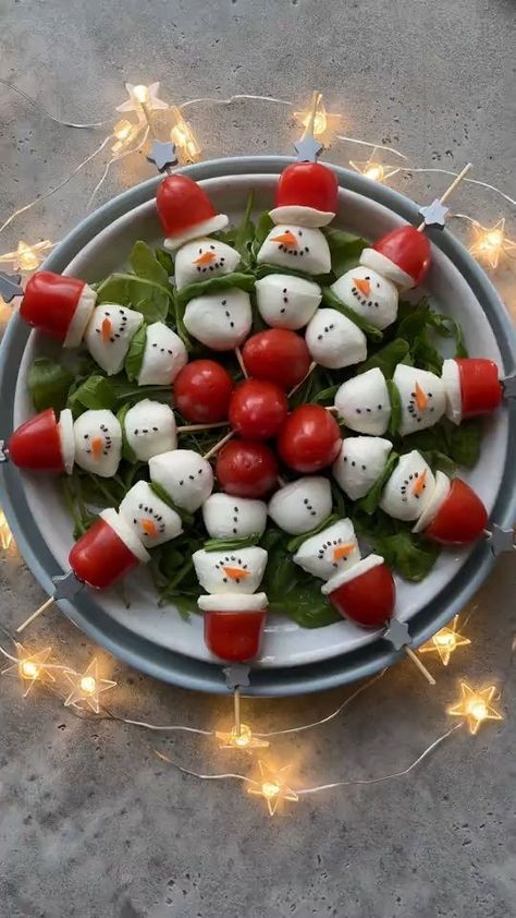 Mozzarella Caprese, Tomatoes Mozzarella, Christmas Salads, Christmas Platter, Decorações Com Comidas, Christmas Food Dinner, Easy Food Art, Xmas Food, Snacks Für Party