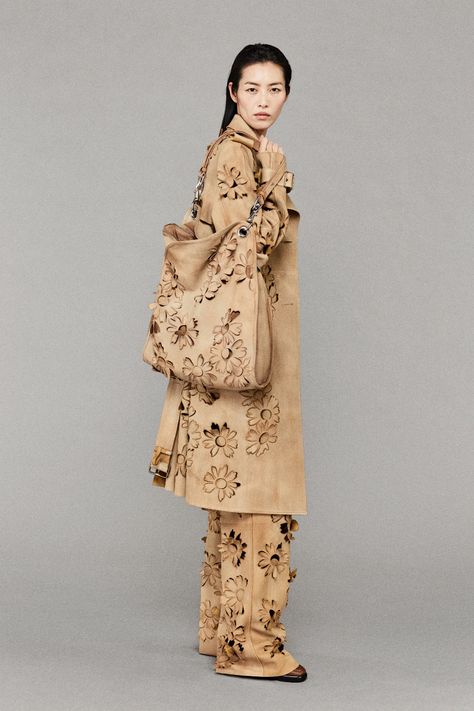 Burberry Resort 2025 Fashion Show | Vogue Burberry Trench Coat Outfit, Fashion 2025, Resort 2025, Trench Coat Outfit, 2025 Fashion, Burberry Trench, Burberry Trench Coat, Expensive Clothes, Spring 2025