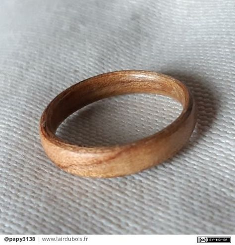 Depuis le temps que je voulais réaliser une bague en bois, je me suis enfin lancé et je vais vous partager les étapes de réalisation.La technique repose sur de l'enroulement de copeaux de bois, cela permet de ne pas avoir sur la bague de [...] #lairdubois Leather Bracelet, Wedding Rings, Engagement Rings, Bracelet, Leather