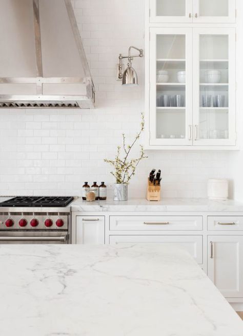 How to Spice Up Your Subway Tile Backsplash - Michaela Noelle Designs White Subway Tiles Kitchen Backsplash, Tamara Magel, Hampton Kitchen, White Subway Tile Kitchen, Cabinetry Kitchen, Airy Kitchen, House Renos, Hamptons Kitchen, Hamptons Beach