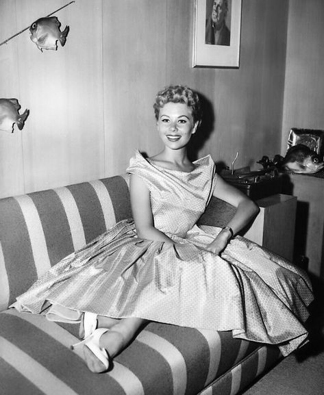 Conrad J. Scare-ington on Twitter: "Mitzi Gaynor on the set of South Pacific (1958) https://t.co/O1iraeQThA" / Twitter Mitzi Gaynor, Classic Actresses, South Pacific, 1950s Fashion, Vintage Photographs, Classic Hollywood, Flapper Dress, Dancer, Hollywood