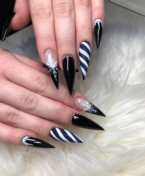 Black And White Christmas Nails, White Winter Nails, White Christmas Nails, Christmas Snowflakes Nails, Holiday Manicure, Black And White Christmas, Holiday Nails Christmas, Holiday Nail Designs, Gothic Nails