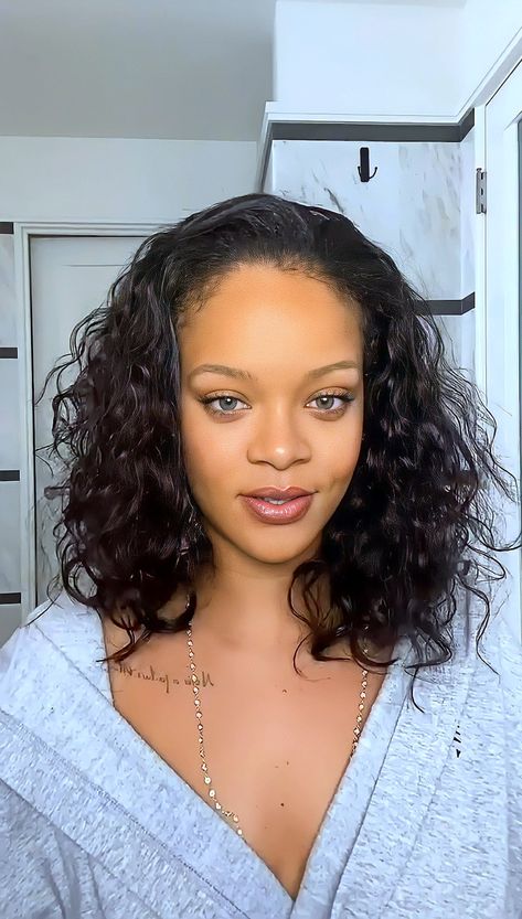 Rihanna today 24.11.2020 made a tutorial for FentyBeauty and FentySkin via instagram #Rihanna #fentybeauty #truefenty #rihannanavy #badgalriri #queenriri #savagexfenty #blackgirl #fentyskin #ifentty Rihanna Natural, Rihanna Curly Hair, Rihanna Vogue, Looks Rihanna, Fenty Skin, Rihanna Love, Trajes Kylie Jenner, Rihanna Hairstyles, Rihanna Outfits