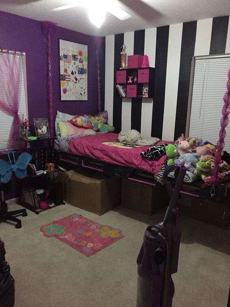 Emo Rooms 2000s, Emo Room Aesthetic Bedroom, Scene Room 2000s, Scene Kid Room Ideas, Scene Room Aesthetic, Scene Bedroom Ideas, Scene Room Ideas, Scene Room Emo, Scenecore Room