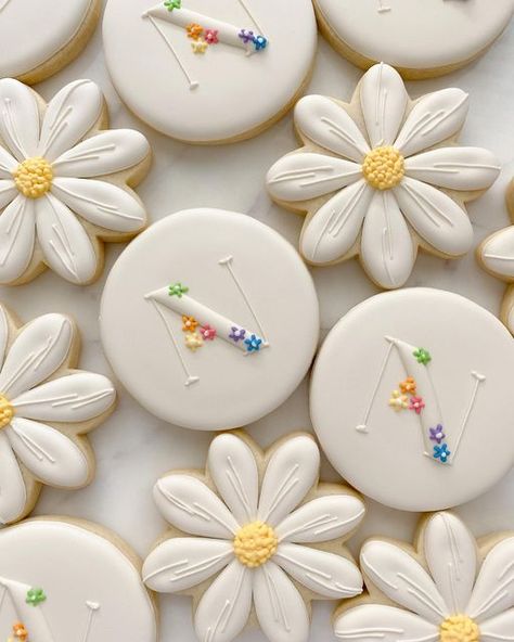 Flower Party Themes, Flower Sugar Cookies, Spring Birthday Party, Sugar Cookie Cakes, Monogram Cookies, Babyshower Party, Royal Iced Cookies, Daisy Cakes, Cookies Theme