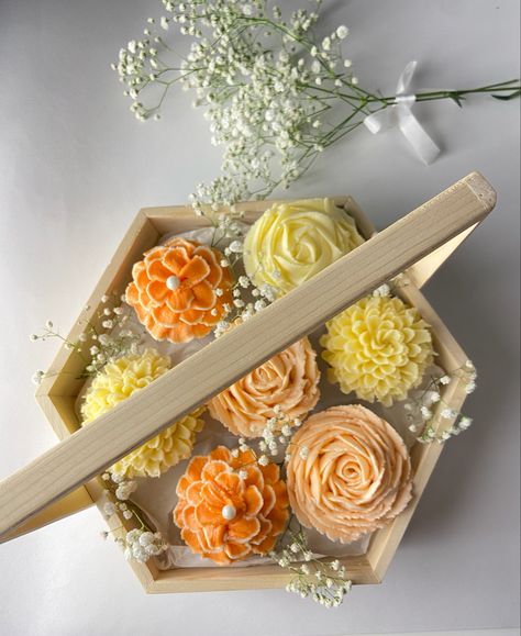 https://www.instagram.com/p/COA1sOmnUvr/?igshid=1x1b9gjkoyvre Cupcake Hamper, Cupcake Basket, Cake Hamper, Cupcake Cake Designs, Cool Pictures For Wallpaper, Plate Decor, Cupcake Cake, Creative Cakes, Cake Designs