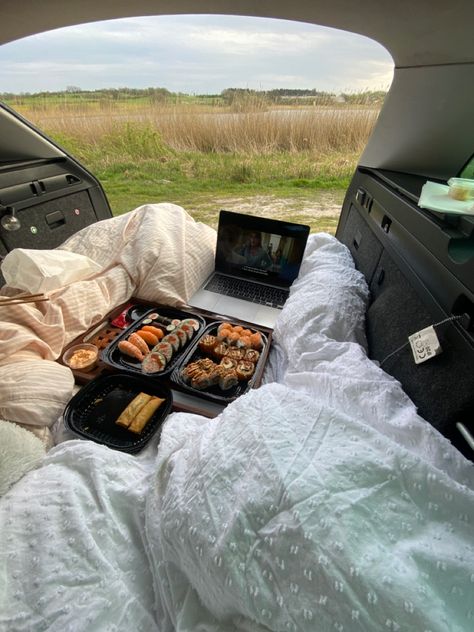 Picnic Nature, Car Picnic, Summer Car, Dream Dates, Romantic Date Night Ideas, Kombi Home, Picnic Inspiration, Cute Date Ideas, Picnic Date