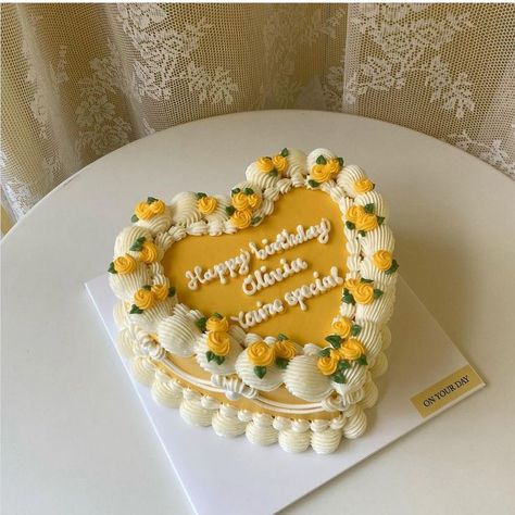 Happy Birthday Olivia Cake, Sunflower Heart Cake, Pastel Yellow Birthday Cake, Vintage Lemon Cake, Yellow Aesthetic Cake, Yellow Decorated Cake, Yellow Cake Design Simple, Mom Birthday Cake Ideas, Yellow Cake Designs Birthday