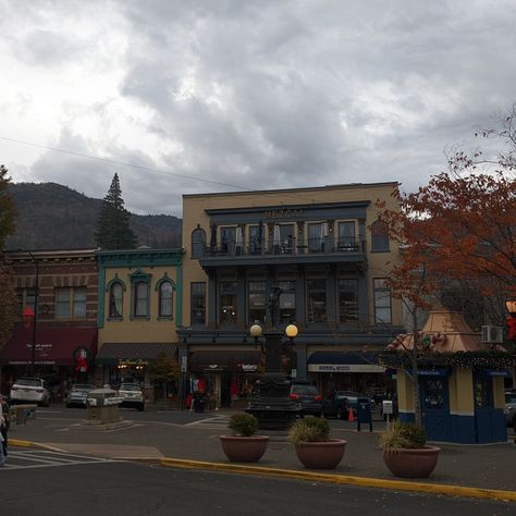 Pacific Northwest Small Town Aesthetic, Cool Places Aesthetic, Small Town Oregon, Oregon Small Town Aesthetic, Ashland Oregon Aesthetic, Oregon Town Aesthetic, House In Oregon, Salem Oregon Aesthetic, Oregon Astethic