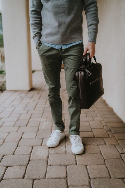 White sneakers olive chinos White Sneakers Outfit Men, How To Wear White Sneakers, Green Chinos Men, Sneakers Smart Casual, Olive Pants Outfit, Chinos Men Outfit, Contrast Outfit, Olive Chinos, Sweater Outfits Men