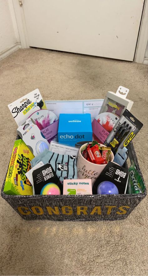 Grad Gift Basket Ideas For Guys, Graduation Basket Ideas For Boyfriend, High School Graduation Basket Ideas, Graduation Gift Baskets For Her, Graduation Gift Basket Ideas For Boys, Graduation Basket For Boyfriend, Graduation Gift Baskets For Guys, Grad Gift Basket Ideas, Grad Gift For Boyfriend