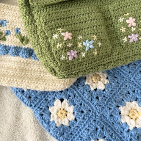 springy (and summery 😉) bags!🌷 ✯¸.•´*¨`*•✿ ✿•*`¨*`•.¸✯ #crochet #crochetersofinstagram #crochetbag #coquette #flower #nature #cottage #cottagecore #aesthetic #dainty #cutecore #handmade #yarn #daisy #pearls #summer #explore #fairy #blossom Yarn Daisy, Cottage Core Crochet, Nature Cottage, Bags Crochet, Handmade Yarn, Kawaii Crochet, Crochet Inspo, Flower Nature, Cottagecore Aesthetic