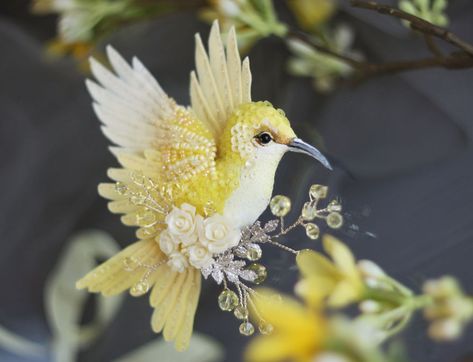 Birds Of Paradise By Russian Artist Julia Gorina Fake Birds, Bird Beads, Embroidered Bird, Bird Embroidery, Felt Birds, Design Textile, Bird Brooch, Fabric Birds, Embroidery Jewelry