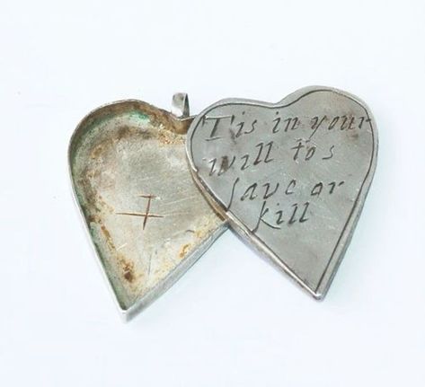 Metal Hearts, Southern Gothic, Six Feet Under, Memento Mori, Art Plastique, 17th Century, Just In Case, Heart Pendant, Sake