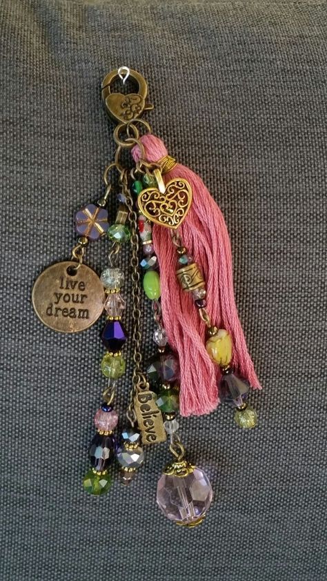 Tassen Hanger, Boho Tassel Keychain, Journal Charms, Boho Bag Charm, Purse Charms Diy, Bling Things, Tassel Crafts, Journal Jewelry, Keychain Craft