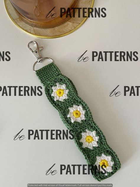 Free & Easy: 10 Stunning Crochet Blanket Patterns to Try Crochet Flower Wristlet, Crochet Key Strap, Embroidery Thread Crochet Patterns, Crochet Keychain Lanyard, Crochet Granny Square Keychain, Crochet Key Ring, Granny Square Keychain, Crochet Selling Ideas, Crochet Desk Decor