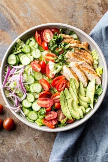 Ranch Chicken Salad Recipe, Pasta Cold, Chicken Avocado Burger, Avocado Chicken Salad Recipe, Spinach Salad With Chicken, Avocado Chicken, Avocado Tomato Salad, Romaine Salad, Salad Recipes Video