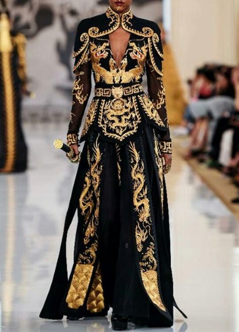 Futuristic Elegant Fashion, Embroidery Fashion Runway, Butterfly Armor, Queen Attire, Armor Fashion, God Fashion, Heaven Gaia, Gaun Abad Pertengahan, Armor Dress