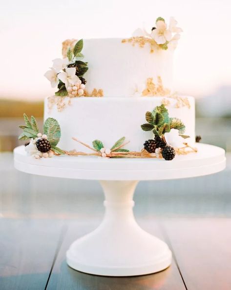 Small Wedding Cakes with a Big Presence Single Tier Wedding Cake Elegant, Wedding Cake Display Table, Cream Wedding Cakes, Wedding Cake Display, Mini Wedding Cakes, Two Tier Cake, Small Wedding Cakes, Individual Cakes, Crepe Cake