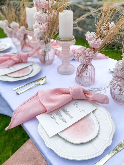 Simple Pink Table Decorations, Pink Flower Table Decorations, Pink And Gold Birthday Party Theme Table Decorations, Pink Floral Party Decor, Floral Tablescapes Dinner Parties, Pink Boho Tablescape, Pink Dinner Party Decorations, Pastel Brunch Decor, Pink And Gold Tablescape