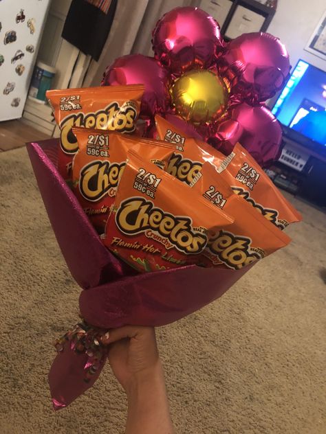 I made a chip bouquet for my sisters graduation, very easy and affordable ! Chips Gift Ideas, How To Make A Snack Bouquet, Chip Bouquet, Taco Bouquet, Chips Bouquet, Chip Bouquet Diy, Skittles Bouquet, Soda Bouquet, Chips Bouquet Gift Ideas