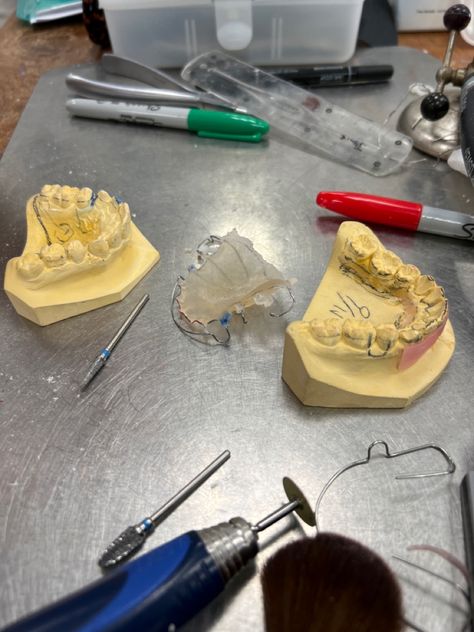 Dental Prosthesis, Dental Lab Technician, Dental Assistant Study, Dental Technician, Med School Motivation, Lab Technician, Dental Laboratory, Aesthetic Roses, Dental School