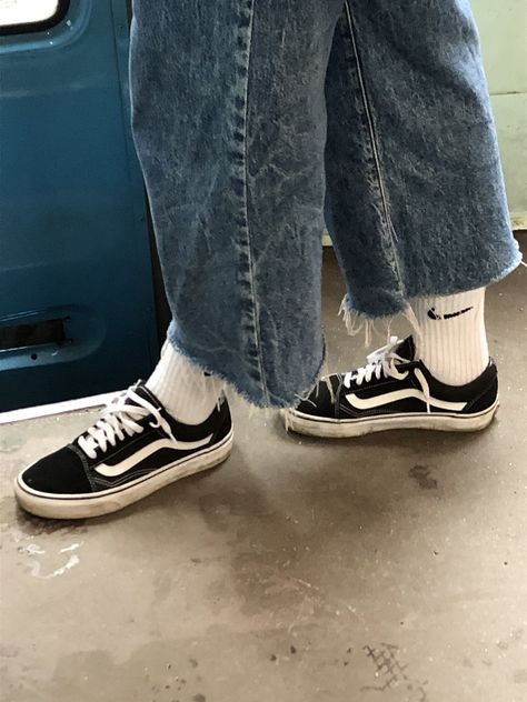 Vans Old Skool Aesthetic, How To Style Vans Old Skool, Vans Old Skool Outfit, Estilo Vans, Vans Aesthetic, Dresses With Vans, Vintage Shirt Dress, Skater Shoes, Aesthetic Outfits Men