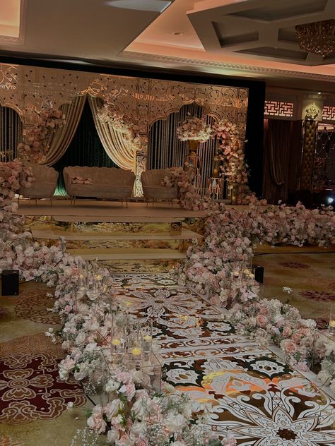 Pakistani Wedding Inspiration, Pakistani Wedding Flowers, Nikah Venue Decor, Desi Wedding Venue Aesthetic, Pakistani Wedding Venue Ideas, Masjid Nikkah Decor, Pakistani Wedding Aesthetic, Garden Nikkah, Nikkah Details