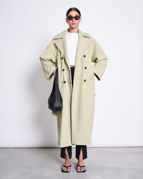 TRENCHCOAT TORE PISTACHIO - XS Trench Coat Pattern, Revolver Ocelot, Oversized Clothing, Oversized Trench Coat, Big Handbags, Trench Coat Outfit, Oversized Outfit, Chic Coat, Gathered Sleeves