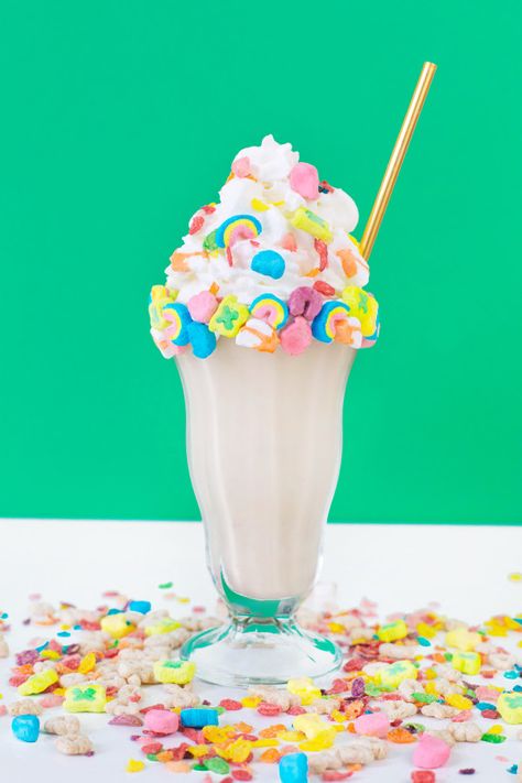 Rainbow Cereal Milkshake | studiodiy.com Unicorn Food, Cereal Milk, Rainbow Food, Unicorn Foods, Milkshake Recipes, Milk Shakes, God Mat, S'mores, Hot Fudge