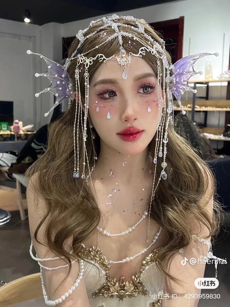 Korean Halloween Costumes, Hairstyle Fairy, Water Fairy Costume, Fairytale Makeup, Fairycore Hair, Siren Hair, Mermaid Hairstyles, Fairy Hair Accessories, Siren Costume