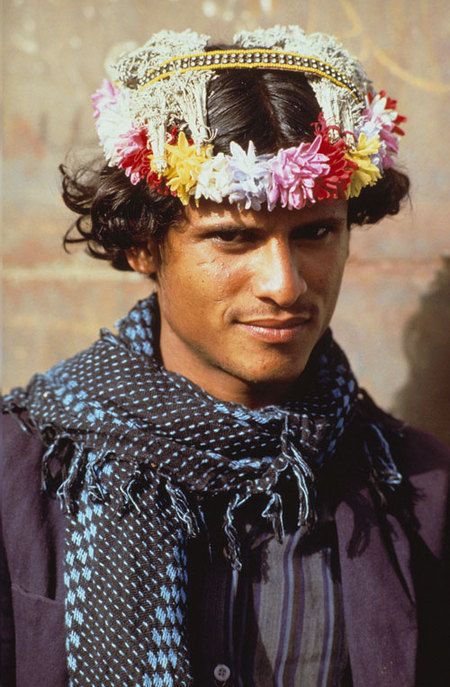 Flower Men, Fine Art Photography Print, Photography Prints Art, People Of The World, People Around The World, Saudi Arabia, Headdress, Traditional Dresses, Fine Art Photography