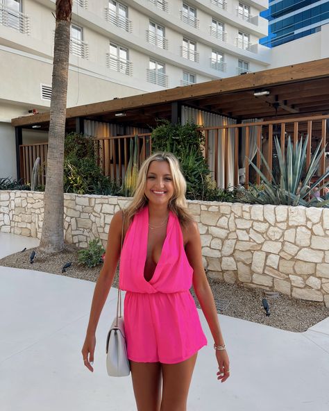 8 Outfits To Wear On You Trip To Vegas Las Vegas Day Outfit Summer, Pink Vegas Outfit, Outfits For Las Vegas Summer, Vegas Strip Outfit Summer, Vegas Daytime Outfit, Vegas Outfits Summer, Vegas Day Outfit Summer, Summer Vegas Outfit Ideas, Vegas Outfit Ideas Summer