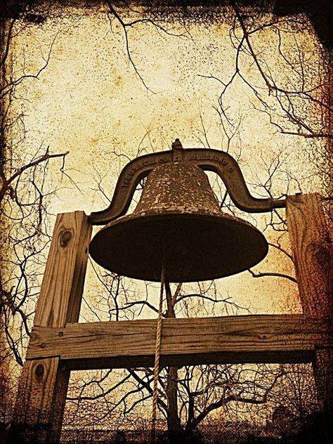 Old bell Cast Iron Bell, Antique Bell, Log Cabin Ideas, Barn Quilt Designs, Bird Bath Garden, Dinner Bell, Wooden Posts, Austin Homes, Christmas On A Budget