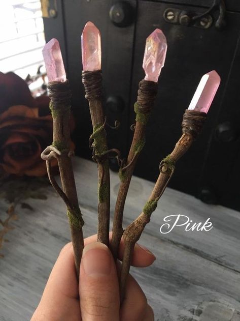 Fairy Staff, Spirit Art Dolls, Witch Wand, Magia Das Ervas, Diy Wand, Fairy Furniture, Witch Diy, Witchy Crafts, Fairy Crafts