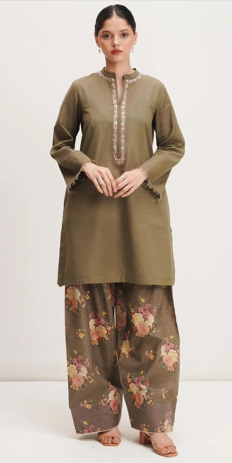 Capry Design Latest, Co Ords Outfits Desi, Shalwar Design 2024, Pakistani Cotton Suits Design, Lawn Dress Design Ideas 2020, Shalwar Design For Women, Pakistani Kurta Designs Women, Casual Pakistani Outfits, Plazzo Dress