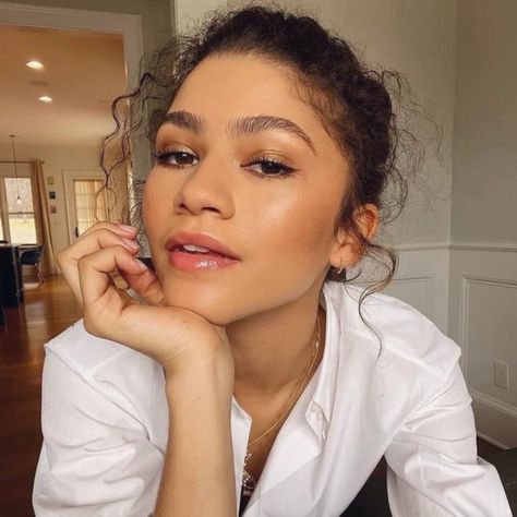 Zendaya Eyebrows, Zendaya Photoshoot, Zendaya Makeup, Biracial Women, Zendaya Hair, Natural Prom Makeup, Zendaya Maree Stoermer Coleman, Zendaya Style, Bridal Makeup Wedding