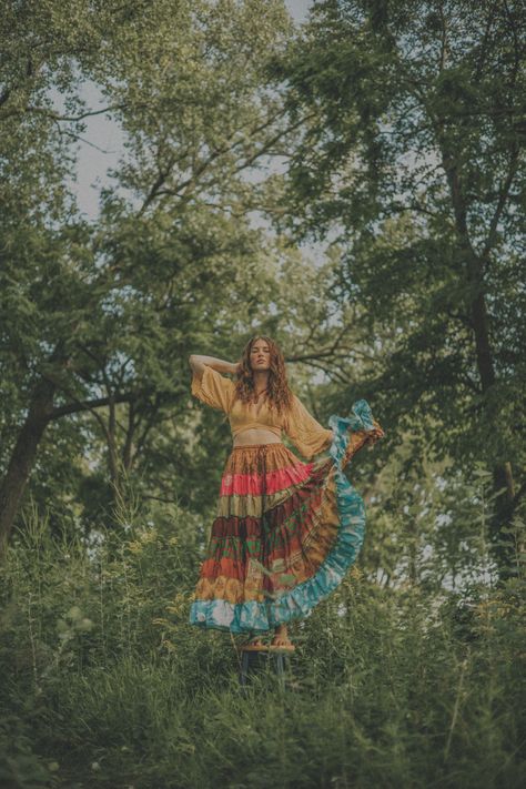 70s Aesthetic Photography, Hippie Senior Pictures, Photoshoot In The Woods, Hippie Photoshoot, Vintage Senior Pictures, Hippie Photography, Cottage Core Photoshoot, Bohemian Photoshoot, 70s Photoshoot