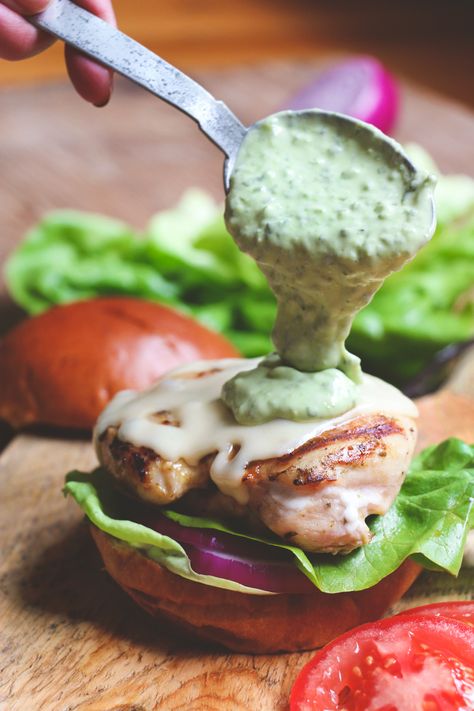 Pesto Grilled Chicken Sandwich, Chicken Pesto Burger, Pesto Mayo Sandwich, Best Grilled Chicken Sandwich Recipes, Grilled Chicken Sandwich Sauce, Grilled Chicken Sandwich Ideas, Healthy Chicken Sandwich, Chicken Sandwich Ideas, Chicken Breast Sandwich Recipes