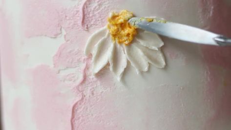 how to paint daises with a palette knife  Buttercream Palette Knife Painted Cake | Baking Butterly Love Buttercream Painted Cakes, Buttercream Daisies, Clean Paint Brushes, Buttercream Painting, Brushstroke Cake, Cake Decorating Flowers, Frosting Flowers, Painted Cake, Frosting Techniques